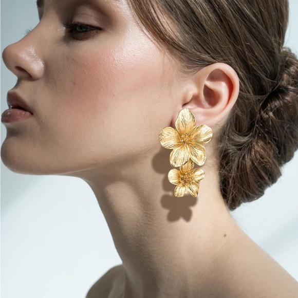 BRAND NEW Flower gold earrings - Picture 4 of 5